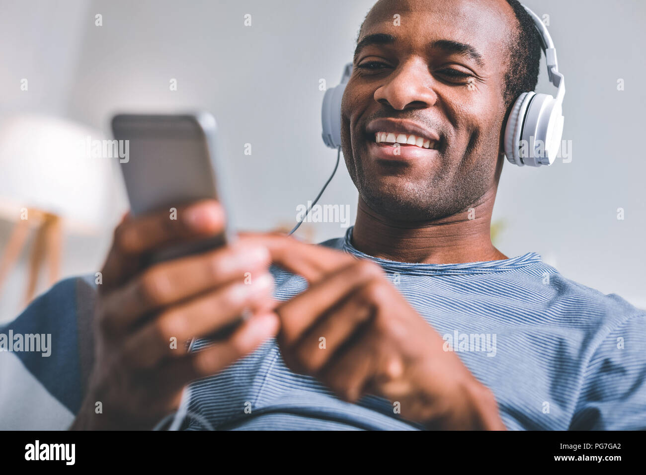 Schöner Mann ein Video ansehen Stockfoto