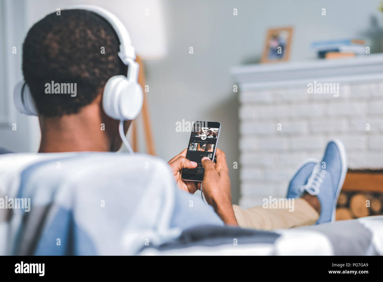 Junger Mann auf dem Sofa sitzen Stockfoto