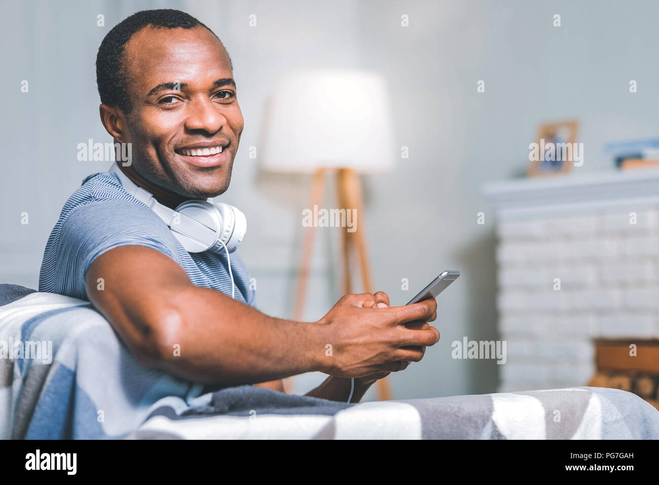 Stattlicher Mann mit einem Telefon Stockfoto