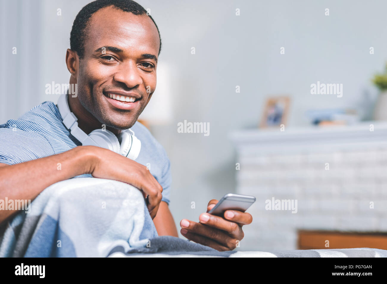 Attraktiver Mann in einem Zimmer Stockfoto