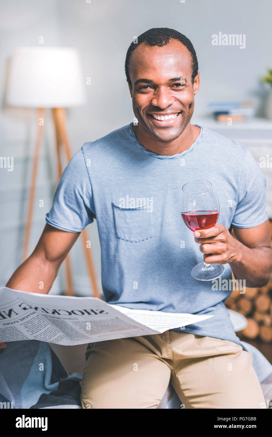 Netter Mann liest Zeitung Stockfoto