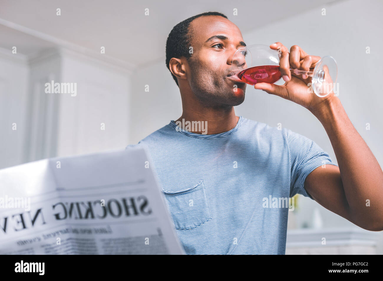 Mann traurig Wein trinken Stockfoto