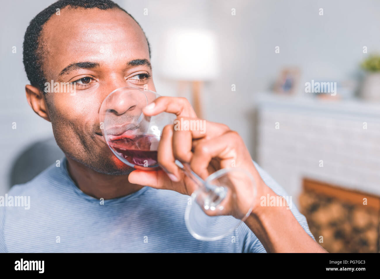 Attraktiver Mann hält ein Glas Wein. Stockfoto