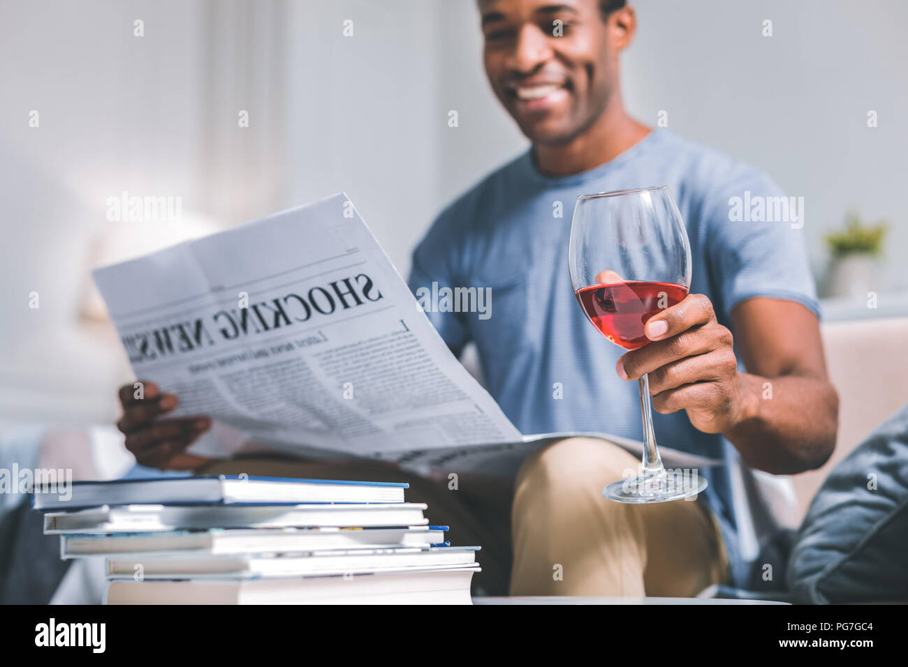 High-spirited Mann am Abend genießen. Stockfoto