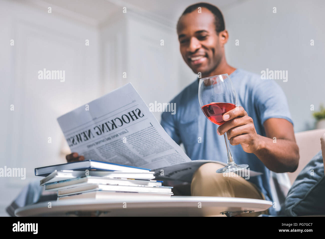 Fröhlicher Mensch das Lesen von Artikeln Stockfoto