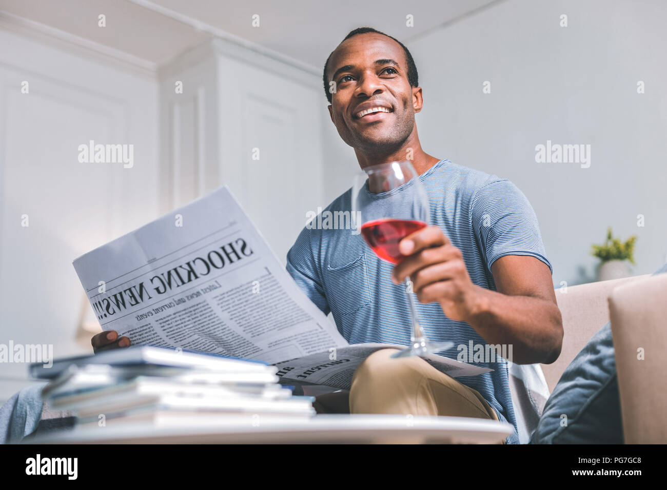 High-spirited Mann beiseite suchen Stockfoto