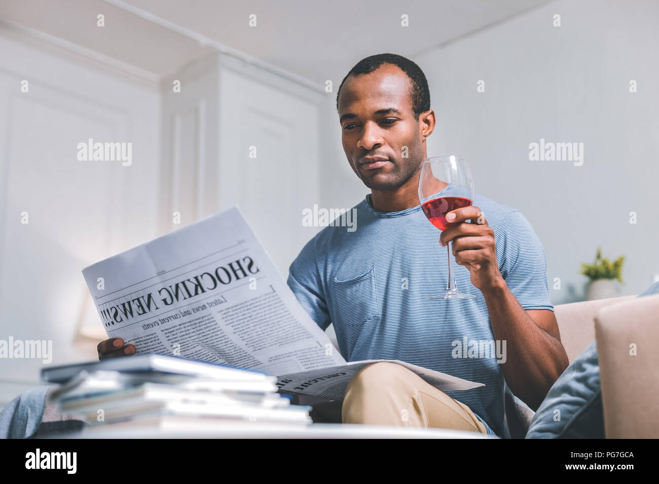 Ruhiger Mann liest Zeitung Stockfoto