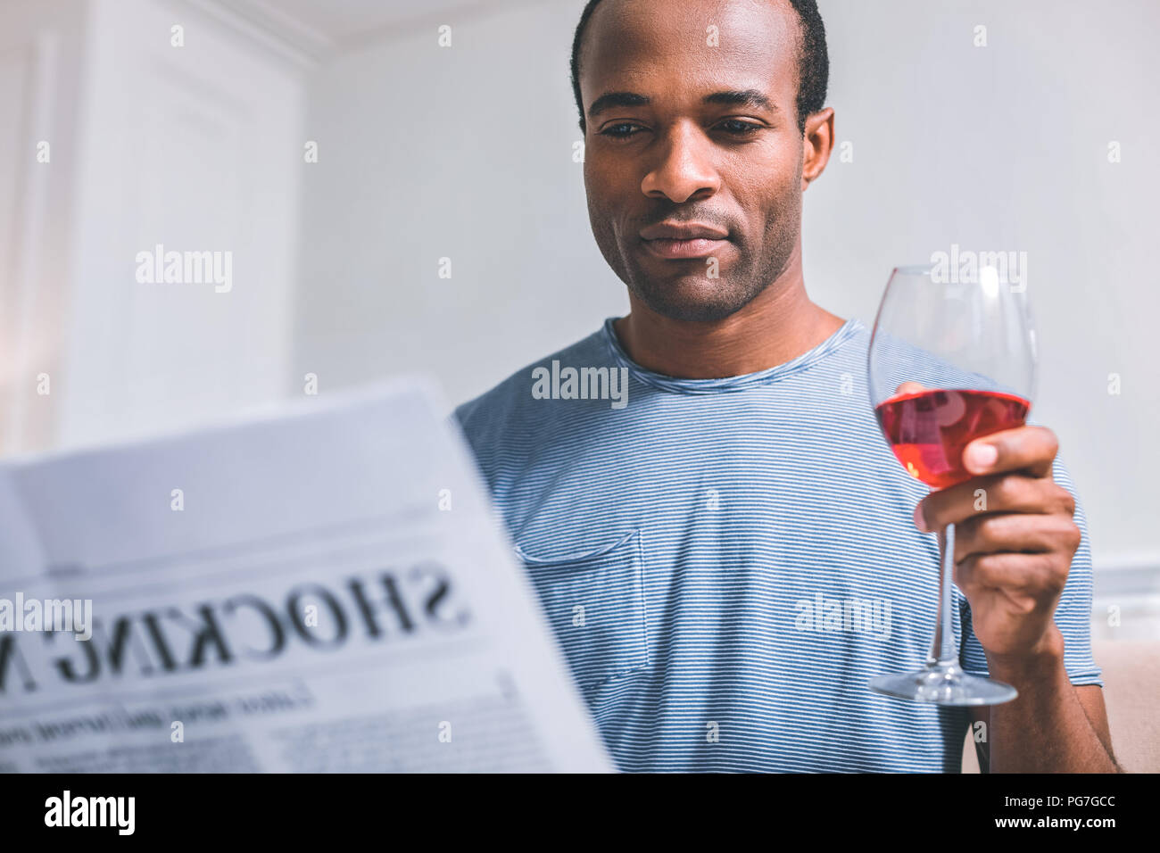 Junger Mann einen Artikel aufmerksam lesen Stockfoto