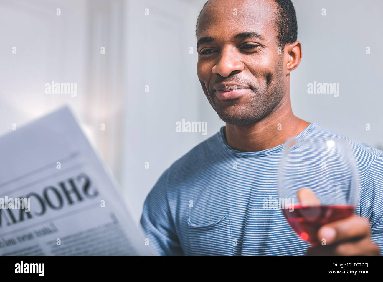 Sarkastisch Mann eine Zeitung lesen Stockfoto