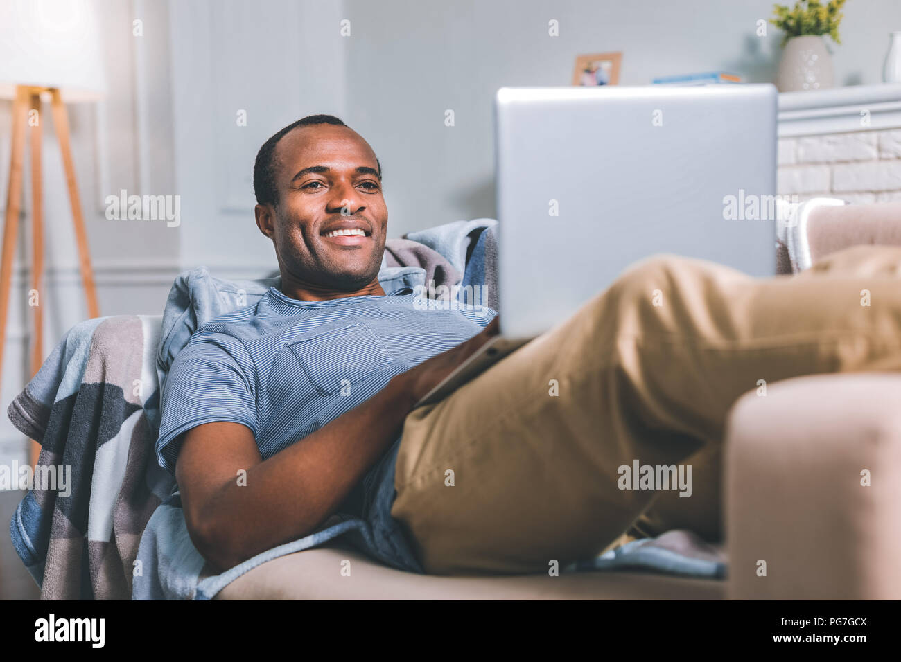 Entspannt Mann zu Hause arbeiten Stockfoto