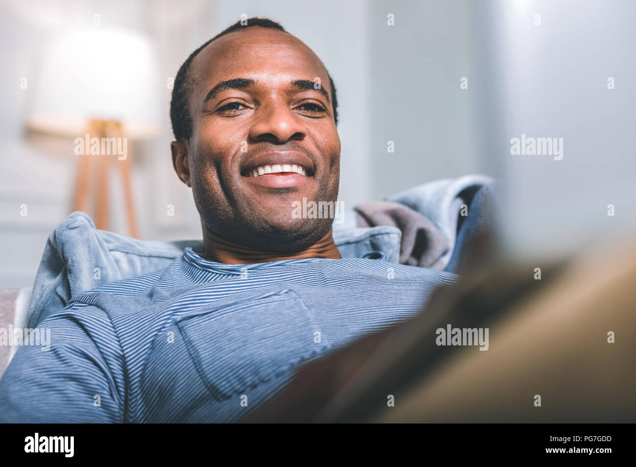 Netter Mann mit einem nap Stockfoto