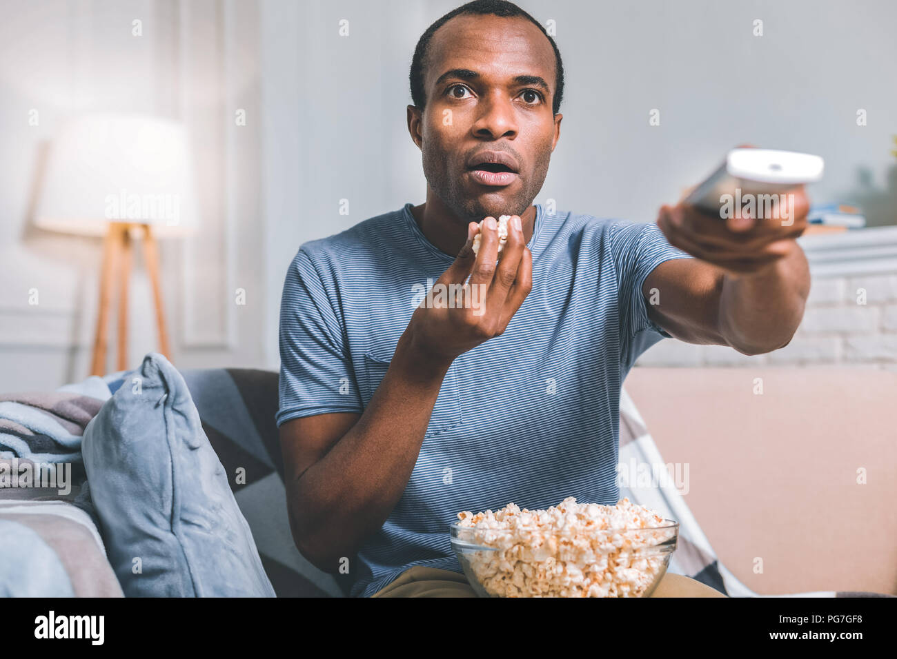 Schockiert Mann gerade ein TV-Programm Stockfoto