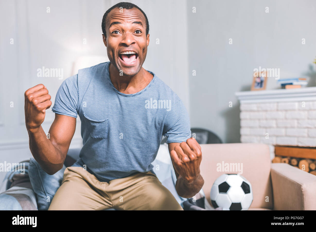 Besessen Fußball-Fan ein Spiel beobachten Stockfoto