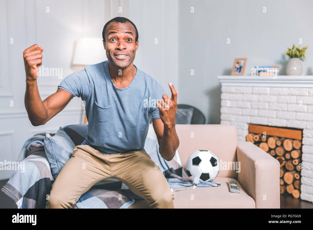 Aufgeregt Mann beobachten ein wichtiges Fußballspiel Stockfoto