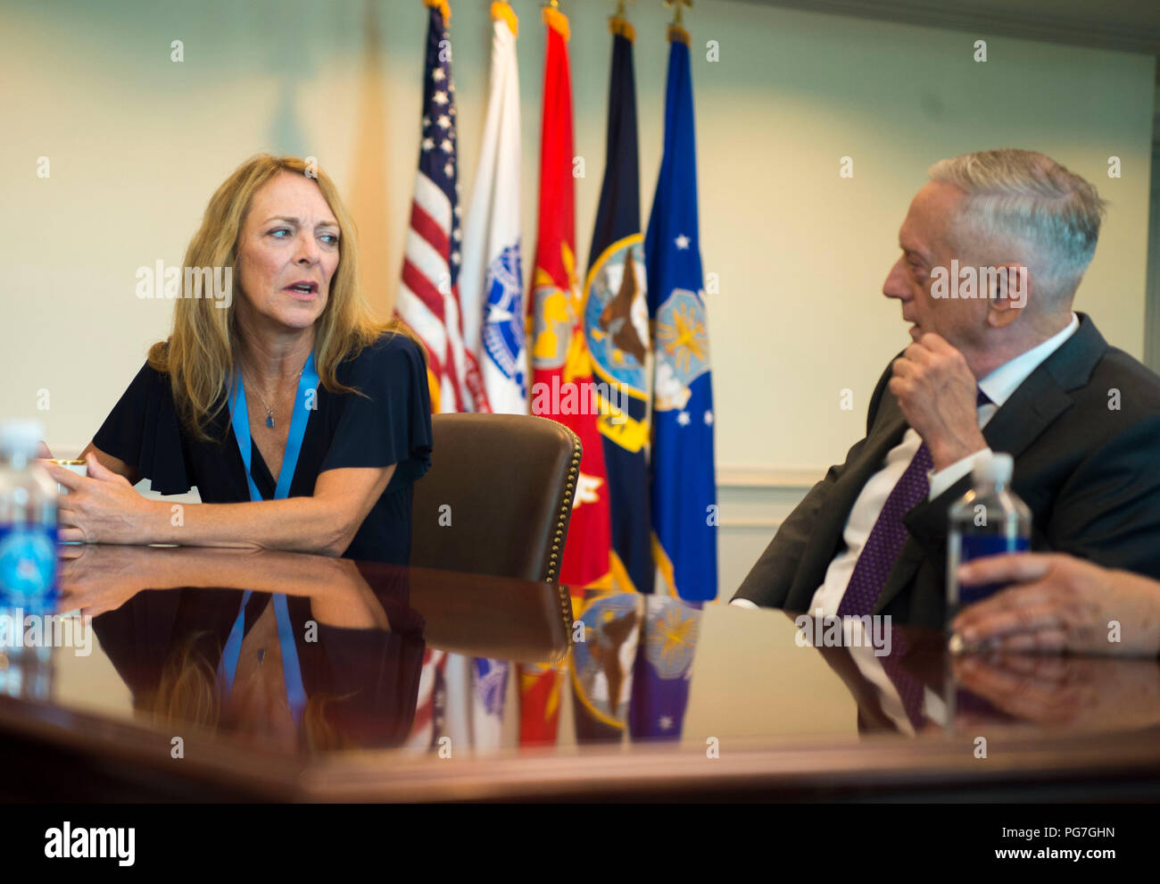 Us-Verteidigungsminister James N. Mattis trifft sich mit der Familie der Ehrenmedaille Empfänger, Air Force Tech. Sgt. John A. Chapman im Pentagon, Washington DC., 23.08.2018. (DoD Foto von Air Force Master Sgt. Angelita Lawrence) Stockfoto