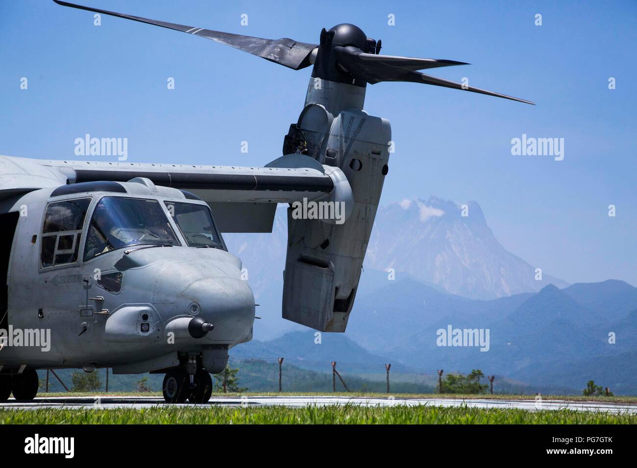 MALAYSIA - ein US Marine Corps MV-22 B Osprey mit Marine Medium Tiltrotor Squadron 166 verstärkt 13 Marine Expeditionary Unit (MEU) landet auf der Kota Belud, Malaysia für einen Tactical Air Control Party Übung mit malaysischen Joint Forces in Zusammenarbeit flott Bereitschaft und Weiterbildung (Karat) 2018, 15. August 2018. CARAT Malaysia, in der es 24 Iteration, ist entworfen, um die gemeinsame Nutzung von Informationen und die Koordination zu verbessern, baut gegenseitige warfighting Capability und Support langfristige regionale Zusammenarbeit für beide Partner Streitkräfte effektiv zusammen, so daß eine einheitliche maritime Kraft bedienen. (U.S. Stockfoto