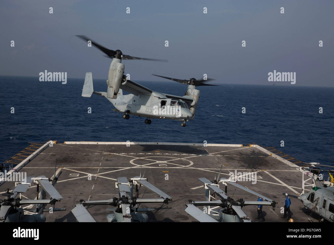 MINDANAO MEER - US-Marines in einem MV-22 B Osprey mit Marine Medium Tiltrotor Squadron 166 verstärkt, 13 Marine Expeditionary Unit (MEU), Fliegen aus der San Antonio-Klasse amphibious Transport dock USS Anchorage LPD (23), die während einer planmäßigen Einsatz der Essex Amphibious Ready Group (ARG) und 13 MEU, 17. August 2018. Das Essex ARG/13 MEU ist ein fähiger und tödliche Navy-Marine Corps Team der 7 Bereich der Flotte im Einsatz der regionalen Stabilität zu unterstützen, Partner beruhigen und Verbündeten und einer Präsenz posierten auf jede Krise, die von humanitären assistan zu reagieren pflegen Stockfoto