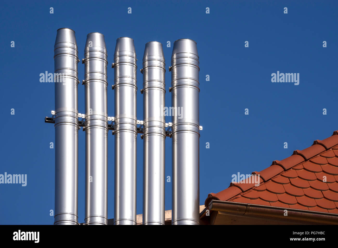 Fünf metall Schornsteine auf dem Dach Stockfoto