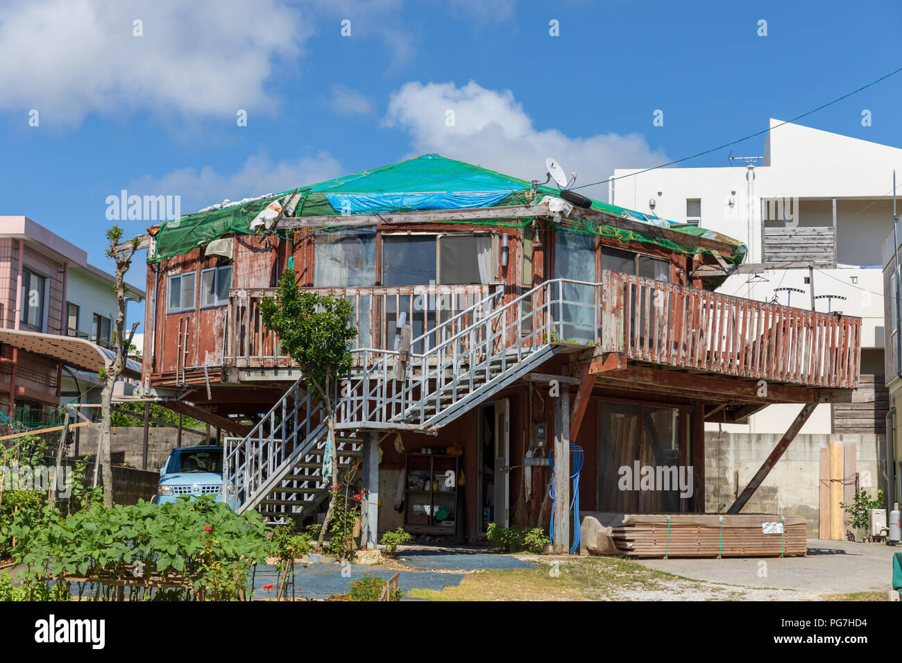 Alte Holzhaus, provisorisch repariert; Namihira, Joensuu, Nakagami, Okinawa, Japan Stockfoto