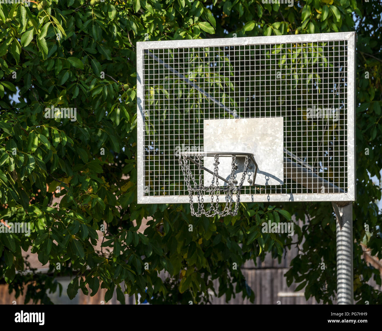 Metall- und verwitterten Basketballkorb Stockfoto