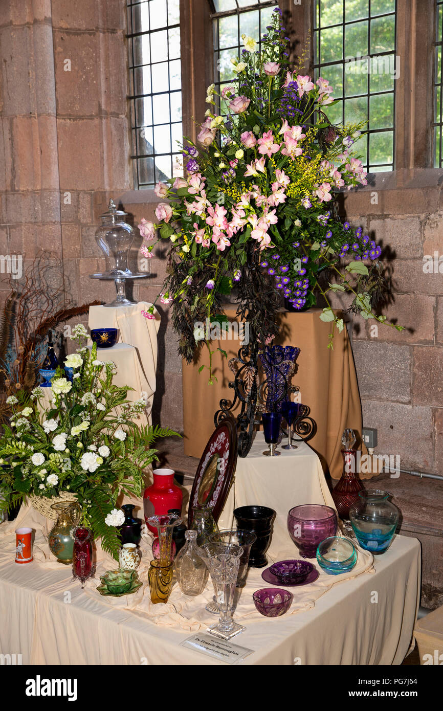 Großbritannien, England, Devon, Crediton, Pfarrkirche Blumenfest, Dr. Francis Burroughes alte Glas Anordnung Stockfoto