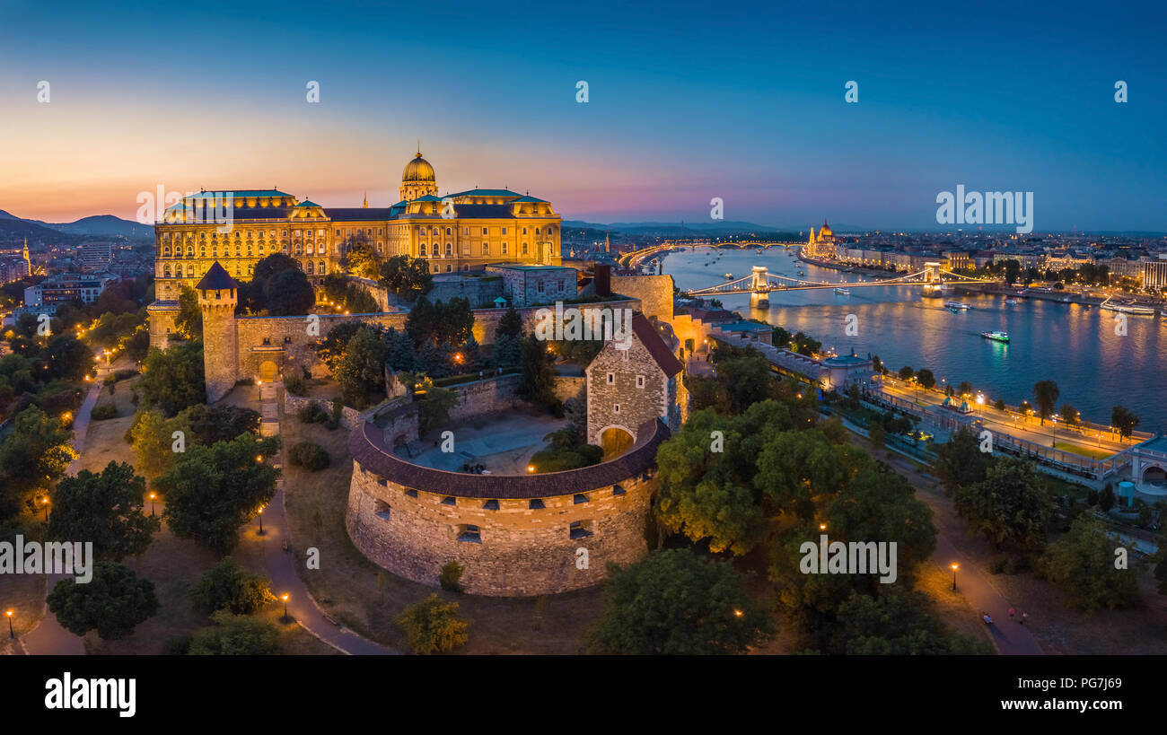 Budapest, Ungarn - Luftbild Panoramablick auf die Skyline von schönen beleuchteten Schloss Buda Königspalast mit Széchenyi Kettenbrücke ungarische Parlament Stockfoto