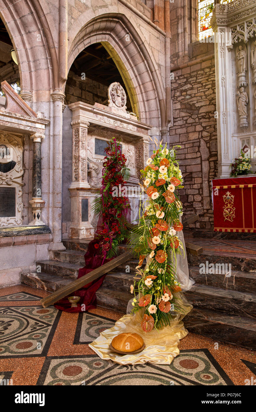Großbritannien, England, Devon, Crediton, Pfarrkirche Blumenfest, Vereinbarungen auf dem Hochaltar Stockfoto