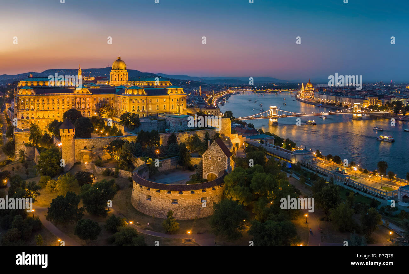 Budapest Ungarn - Luftbild Panoramablick auf die Skyline von Budapest an der blauen Stunde mit Buda Castle Royal Palace, Széchenyi Kettenbrücke, Parlament und Sehenswürdigkeiten Stockfoto