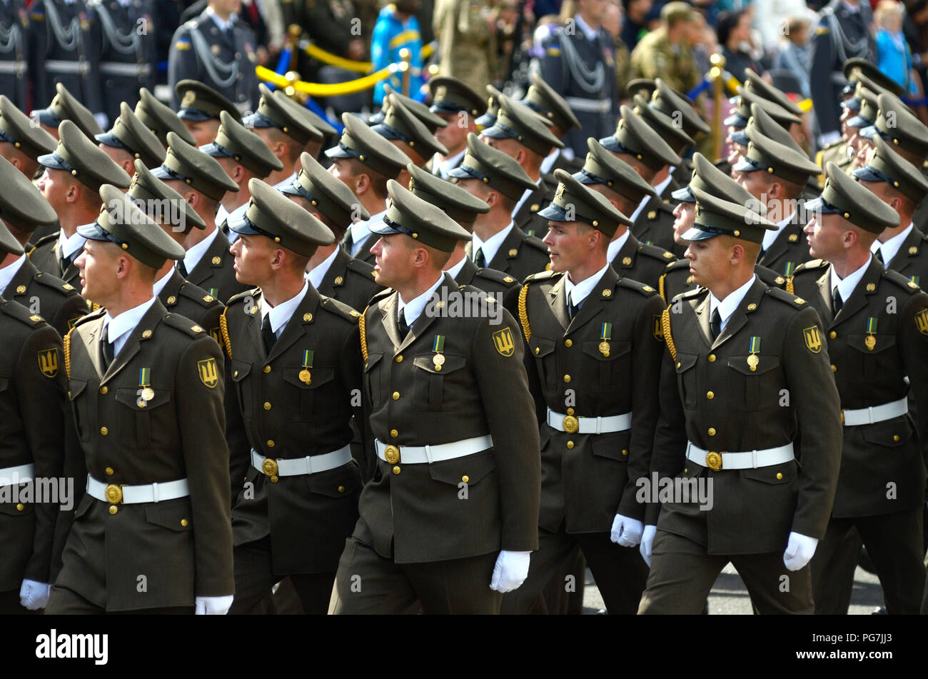 Ukrainische Soldaten marschieren auf einem Platz während der Militärparade zum Tag der Unabhängigkeit der Ukraine gewidmet. August 24, 2017. Kiew, Ukraine Stockfoto