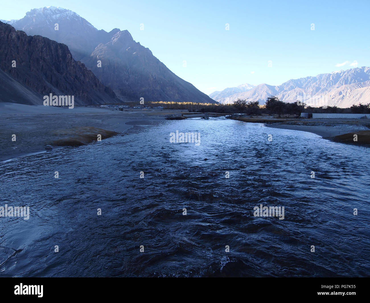 Sanddünen im Erdgeschoss des Nubra Valley, Ladakh, zwischen dem Himalaja und Karakorum reicht Stockfoto