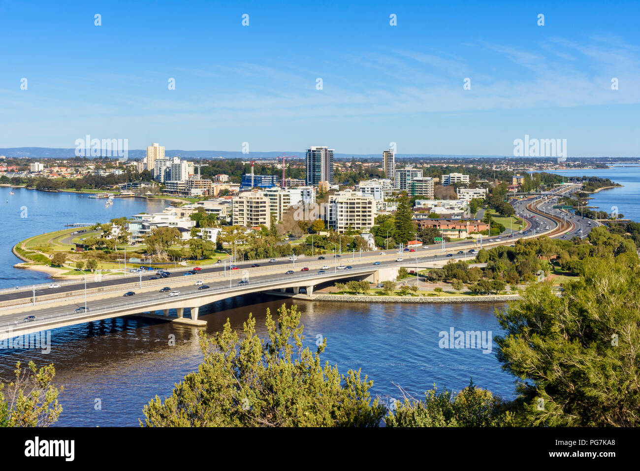 Blick auf die Narrows Bridge und den Kwinana Freeway Verkehrsmittel dem schlangenpfad Swan River Vergangenheit South Perth und Como, Western Australia Stockfoto