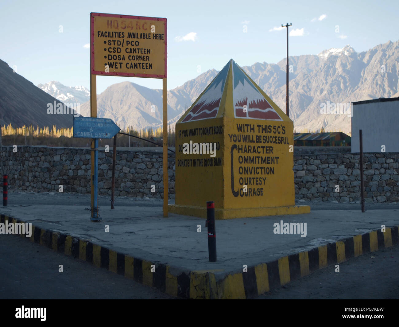 Sanddünen im Erdgeschoss des Nubra Valley, Ladakh, zwischen dem Himalaja und Karakorum reicht Stockfoto