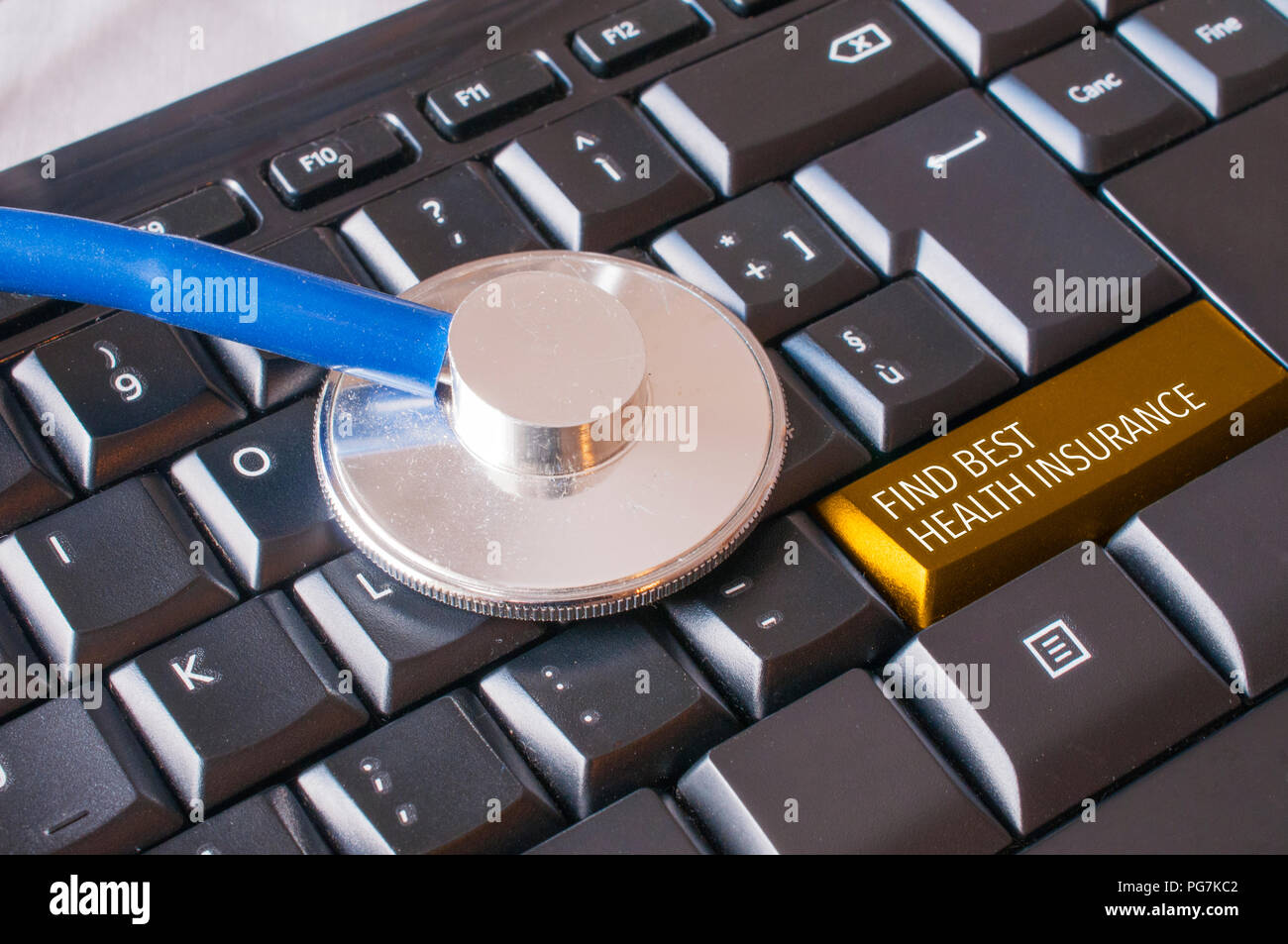 Krankenversicherung Konzept: stethoscop über eine Tastatur mit einem Schlüssel, der sagt: Beste Krankenversicherung finden Stockfoto