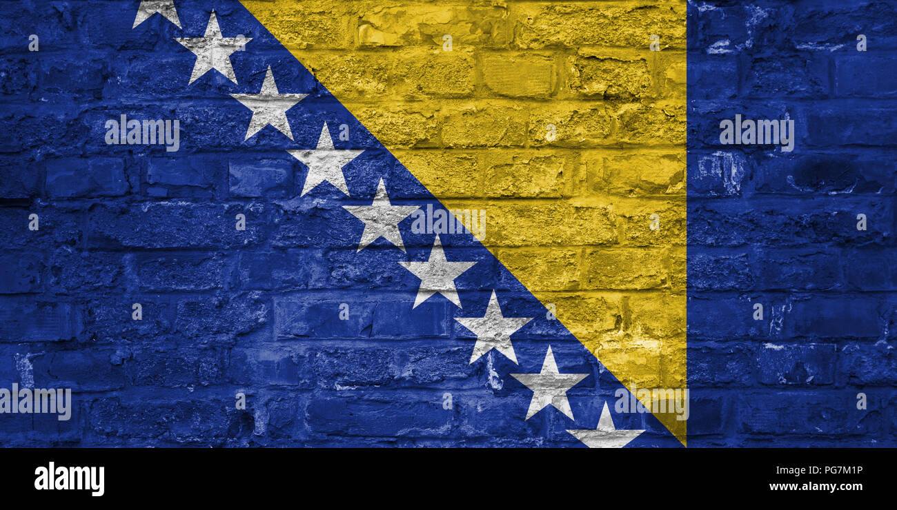 Flagge von Bosnien und Herzegowina über eine alte Mauer Hintergrund, Oberfläche Stockfoto