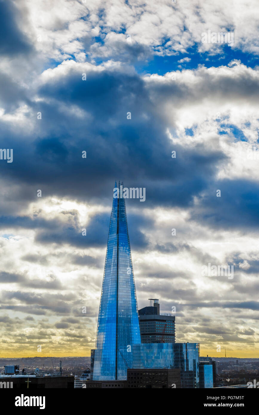 Blick von der City von London Der Shard, London's höchste Gebäude, mit Sammeln von dunklen Gewitterwolken mit Sonnenuntergang, Londoner Stadtteil Southwark SE1 UK Stockfoto