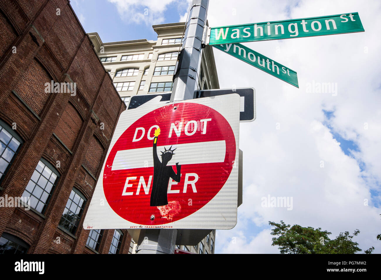 New York City. Ein Nicht geben Sie sign (kein Eintrag für Fahrzeugverkehr, weiße horizontale Linie in einem roten Kreis), mit einem schwarzen Silhouette der Statue Stockfoto