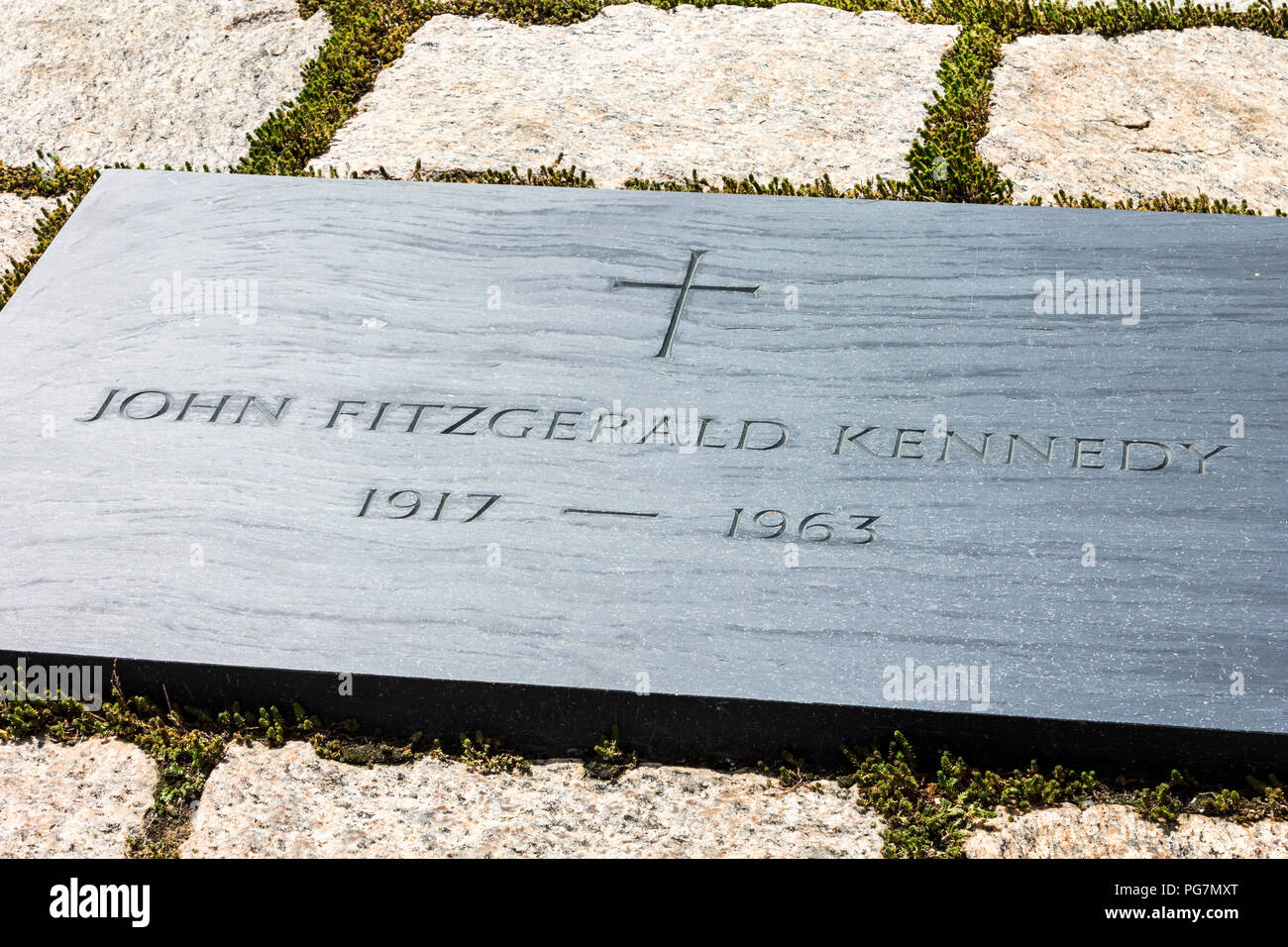 Arlington, Virginia. Der Grabstein von John Fitzgerald Kennedy (JFK), 35. Präsident der Vereinigten Staaten, auf dem Arlington National Cemetery Stockfoto