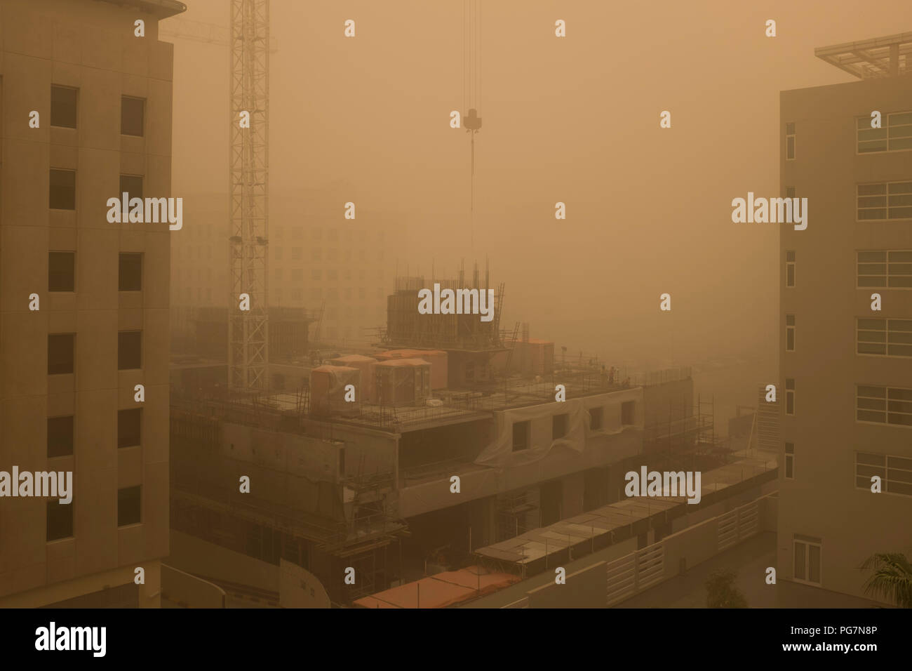 Baustelle im Stadtteil Al Barsha in einem Sandsturm, Dubai, Vereinigte Arabische Emirate Stockfoto