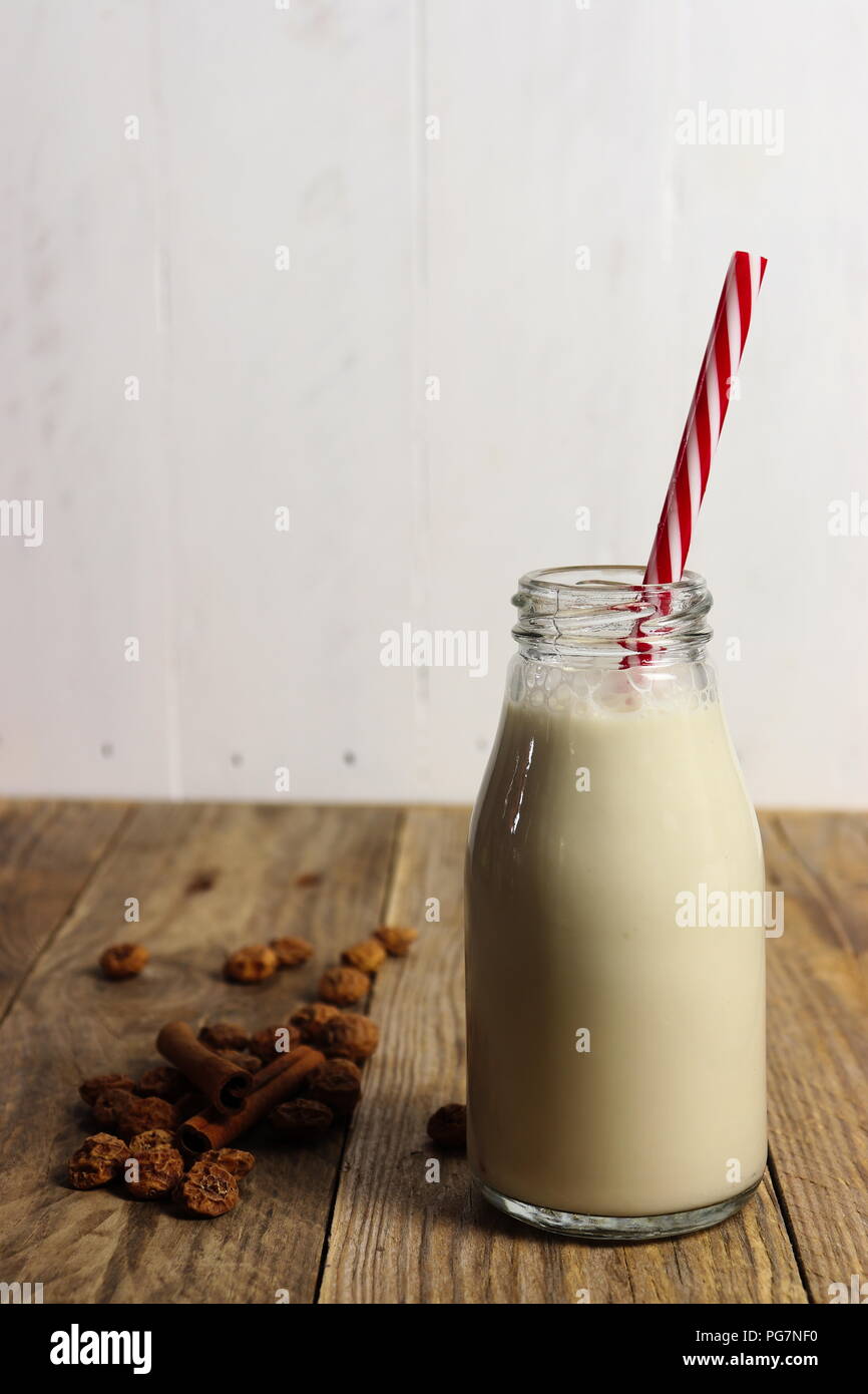 Traditionelle spanische Horchata aus Tiger nuts, pflanzlicher Milch, in einer Glasflasche, kopieren Raum Stockfoto