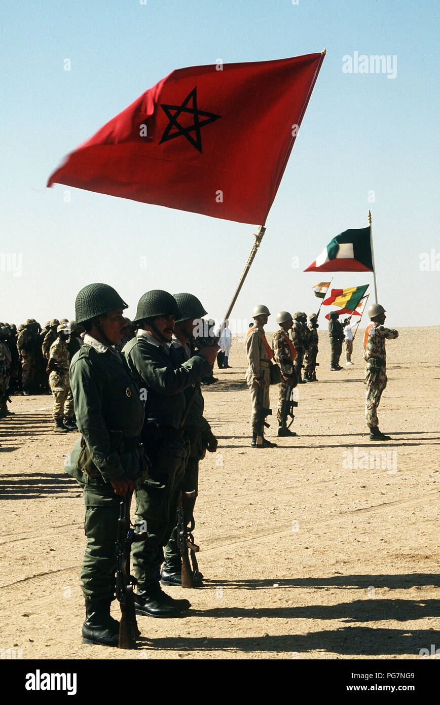 Truppen aus Marokko, Kuwait, Niger und Senegal, zusammen mit einem medizinischen Gerät aus China, Sammeln für die Überprüfung von König Fahd von Saudi Arabien. Die Einheiten sind die Teilnahme an einer Versammlung der internationalen Koalition gegen Saddam Hussein während der Operation Desert Storm. Stockfoto