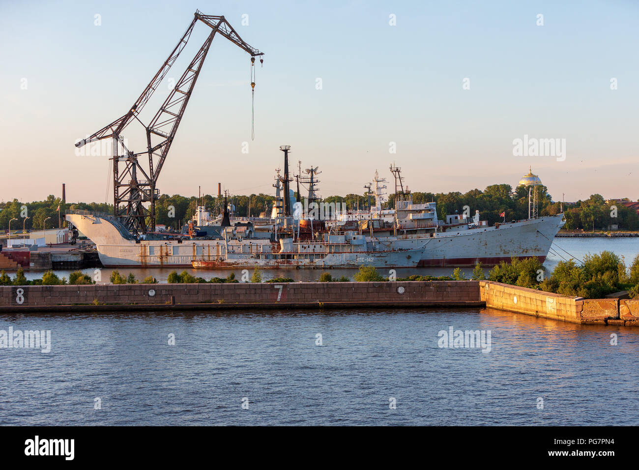 Kronstadt ist eine Stadt und ehemaligen Festung auf der Ostsee Insel Kotlin aus St. Petersburg in Russland. Stockfoto