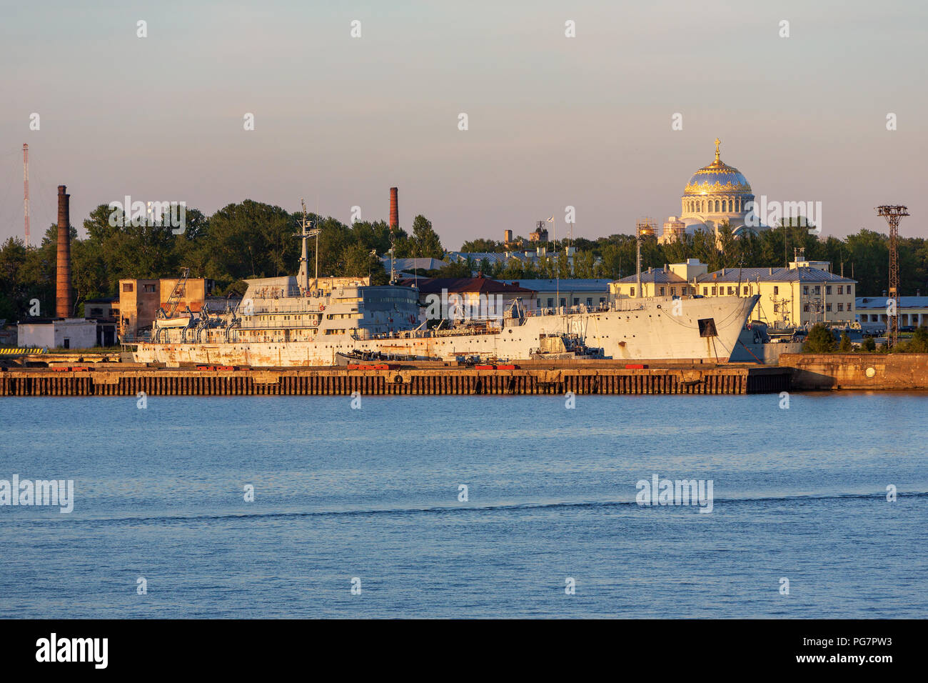 Kronstadt ist eine Stadt und ehemaligen Festung auf der Ostsee Insel Kotlin aus St. Petersburg in Russland. Stockfoto