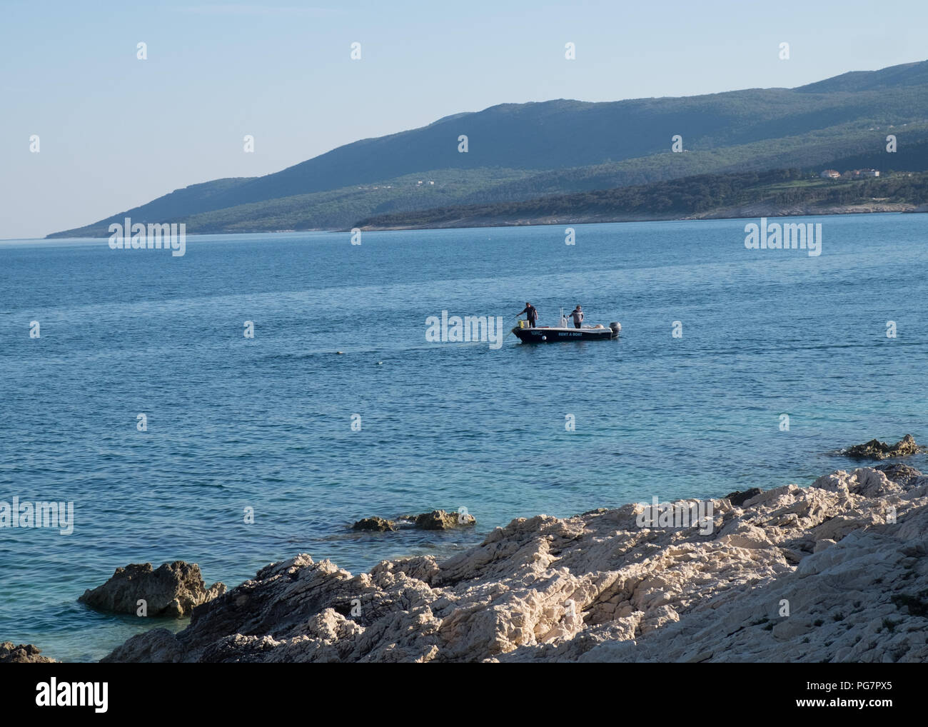 Zwei Männer in der Nähe der Küste, Rabac, Istrien, Kroatien, Europa. Stockfoto