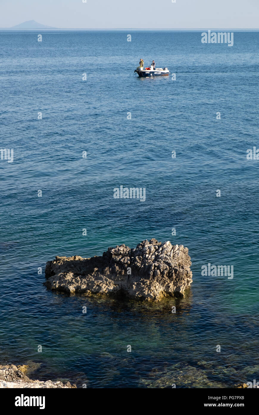Zwei Männer in der Nähe der Küste, Rabac, Istrien, Kroatien, Europa. Stockfoto