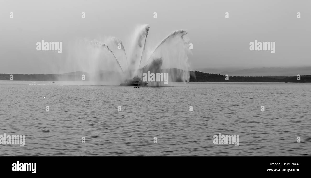 Ein feuerlöschboot schießt das Wasser in der Nähe von Seattle. Stockfoto