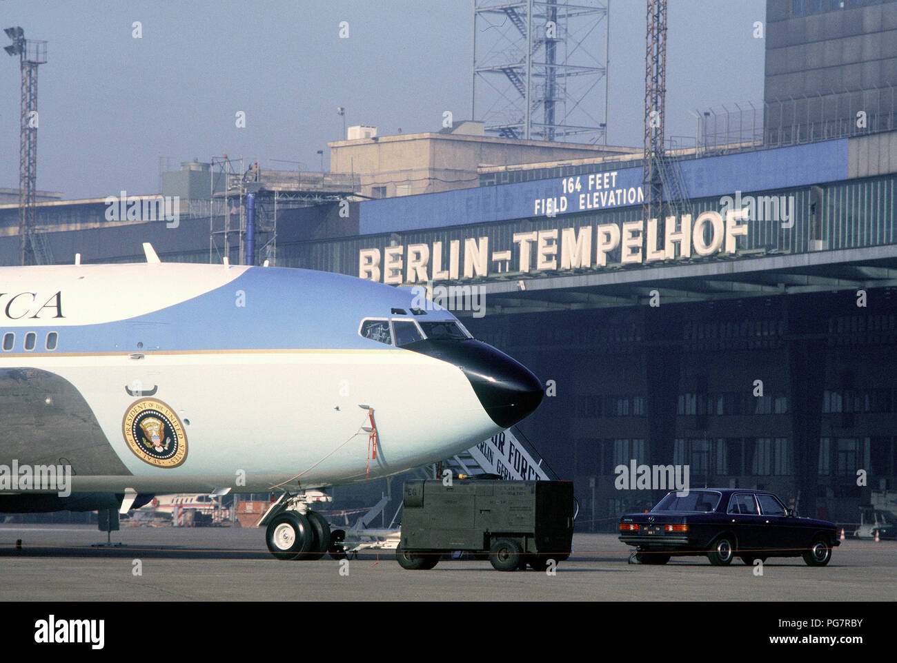 Air Force One, das VC-137 C Stratoliner Flugzeugen verwendet werden, um den Präsidenten zu Transport, sitzt in einem abgesperrten Bereich in der Nähe des Terminalgebäudes in Tempelhof Zentral Flughafen während Präsident Reagans Besuch in Berlin. Stockfoto