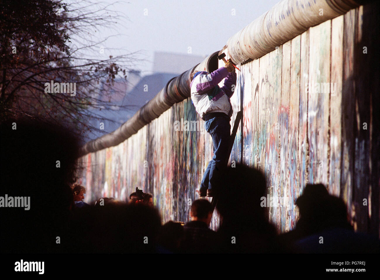 Wann Wurde Die Mauer Abgerissen Berliner mauer kommt herunter -Fotos und -Bildmaterial in hoher