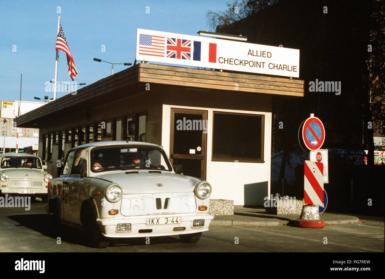 Ostdeutsche fahren ihre Fahrzeuge durch Checkpoint Charlie als Sie entspannt reisen Einschränkungen West Deutschland zu besuchen. Stockfoto
