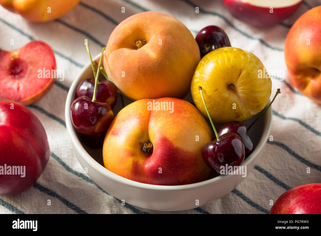 Raw Organic sortierten Stonefruit Pfirsiche Pflaumen, Nektarinen und Brugnolen Stockfoto