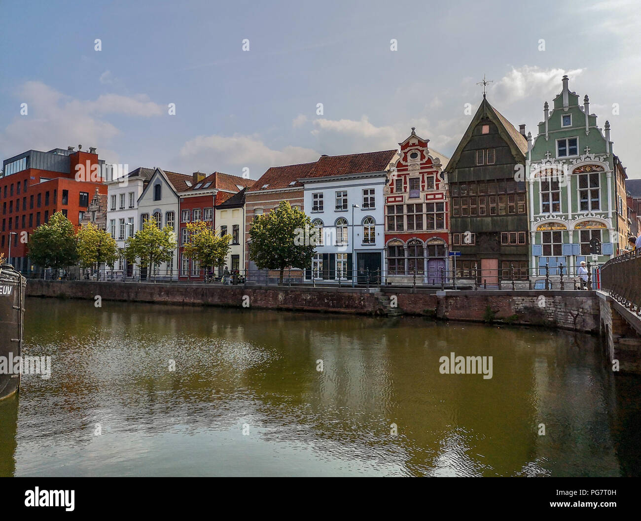Historische Häuser am Haverwerf neben der Dijle Fluss im Zentrum von Mechelen, Belgien. Stockfoto